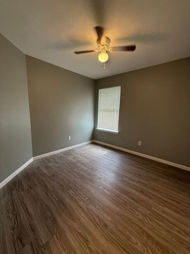 Building Photo - 2221 Creekside Ln