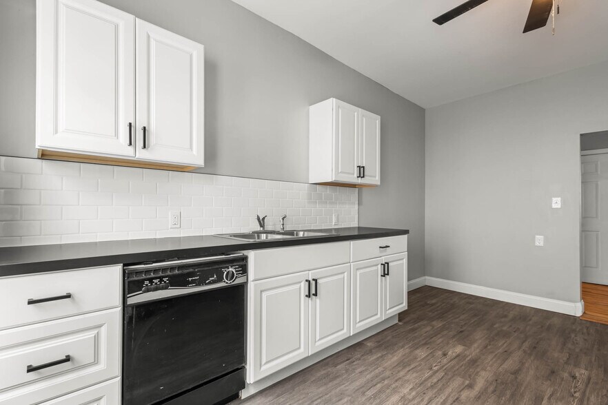 Building Photo - 208 S Swan St