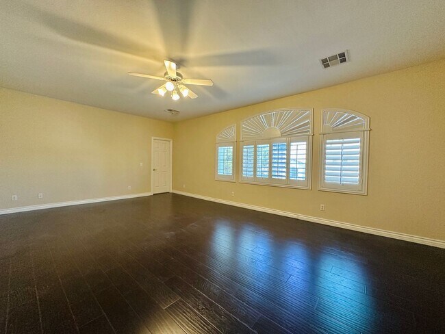 Building Photo - GORGEOUS 2 STORY HOME WITH A GRAND ENTRY &...