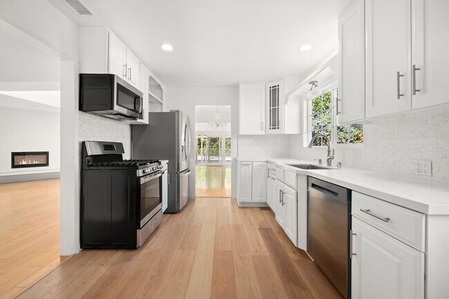 Building Photo - Renovated Tarzana Pool Home Near Ventura Boulevard