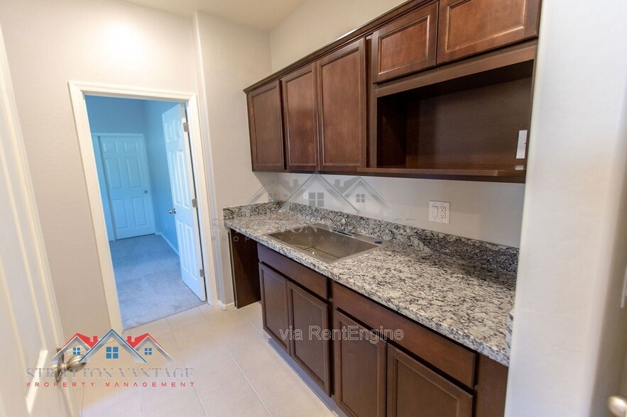Building Photo - 495 E Rio Pl