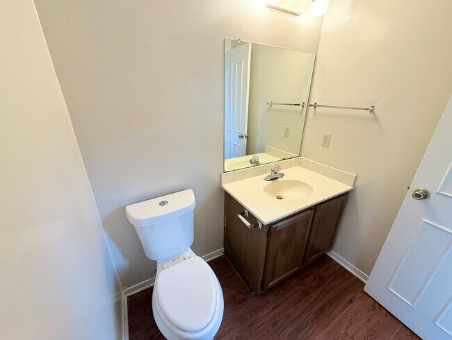 Building Photo - Spacious 2-Bedroom Townhome