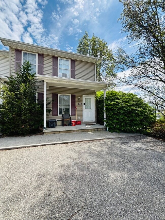 Building Photo - 2 Bedroom, 2.5 Bath Townhouse