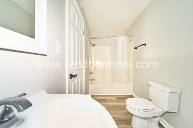 Building Photo - 1329 E Market St