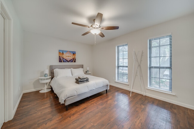 Building Photo - 1021 Mellville Dr