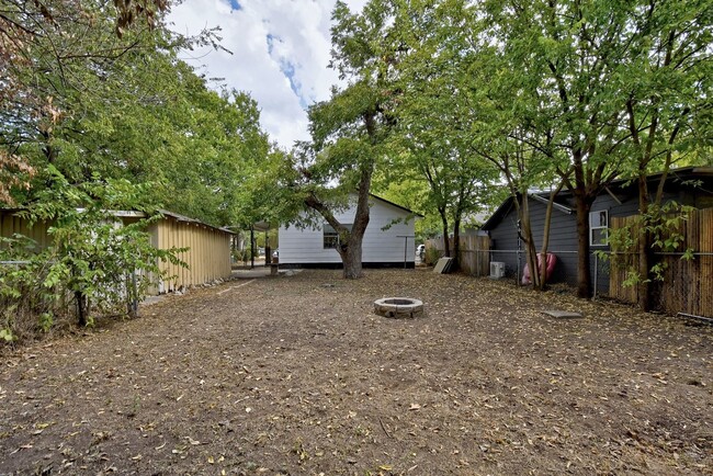 Building Photo - Hyde Park Hideaway! 3/2 with washer/dryer,...