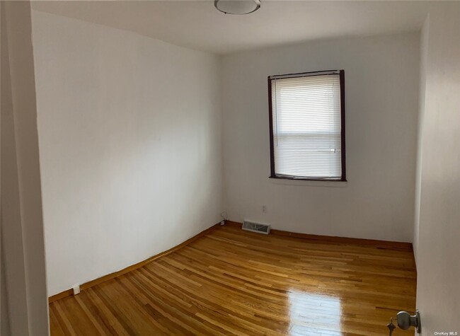 Building Photo - 67 Bay Terrace