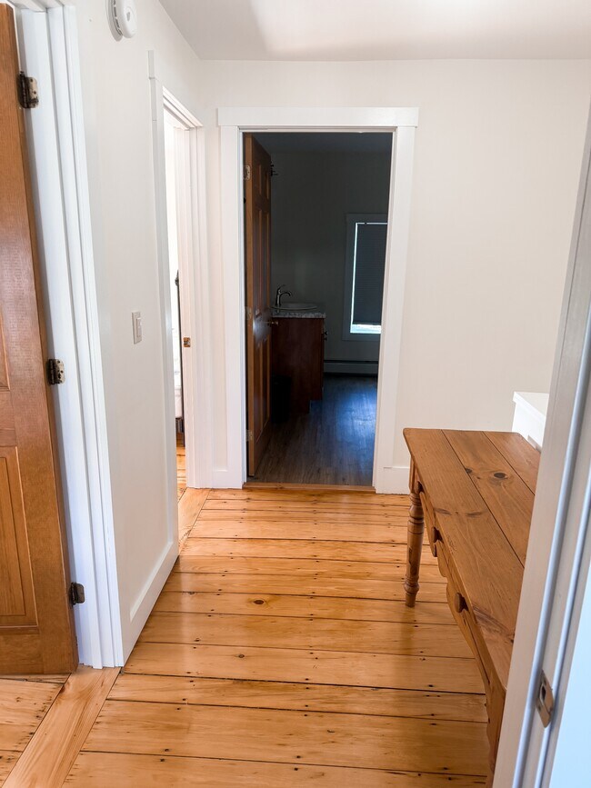 Building Photo - 1004 Main St