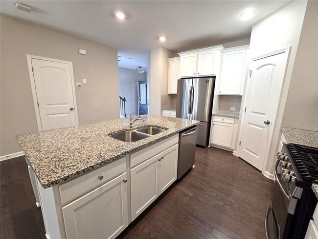 Building Photo - 1716 Lansing Bluff Walk