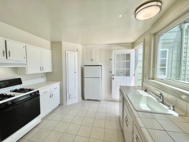 Building Photo - Bright and Airy 2 Bedroom Penthouse in the...