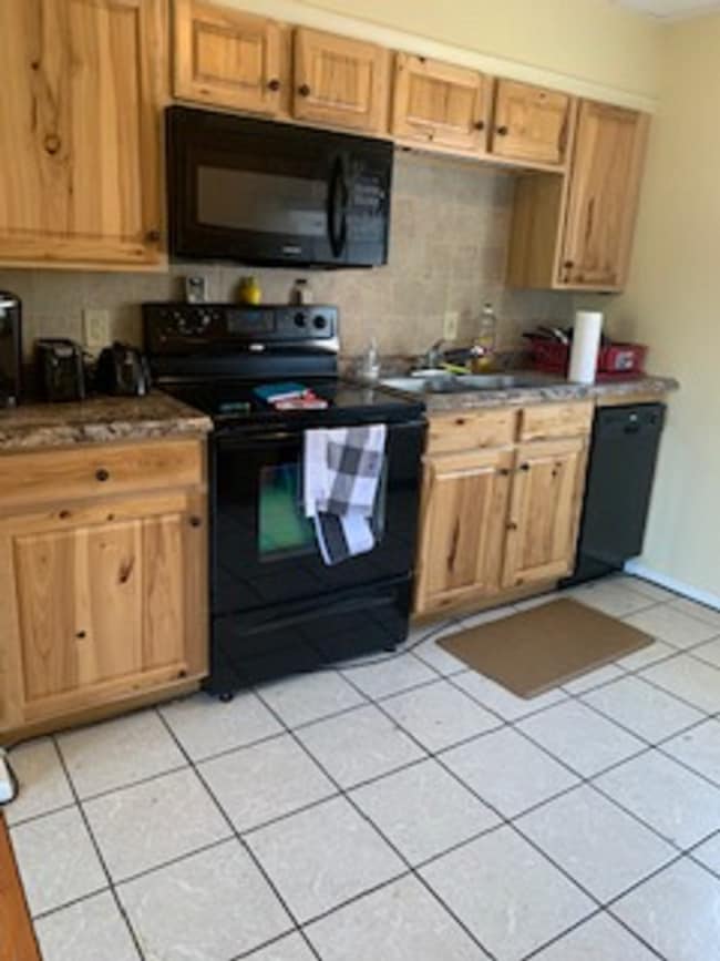 Building Photo - Two bedroom one bath close to law school