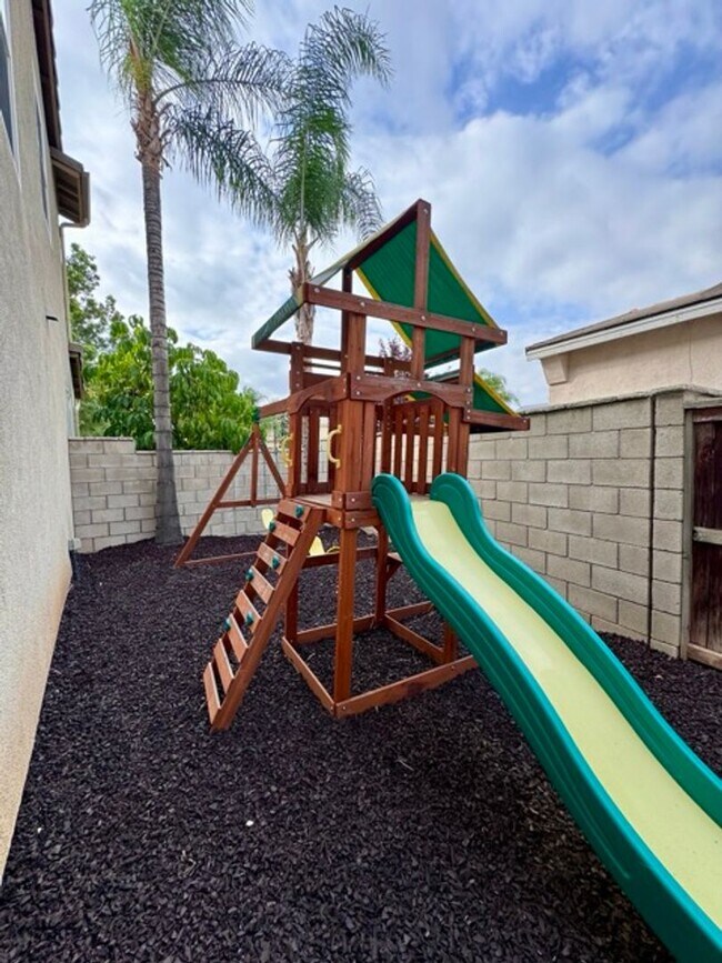 Building Photo - Discover this beautifully upgraded 5 bedro...
