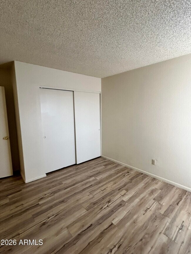 Building Photo - 2652 E Oakleaf Dr