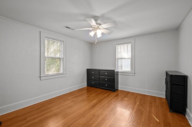 Building Photo - Spacious 5-Bed Home with Front Porch, Deck...
