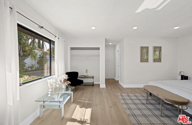 Building Photo - 2617 S Beverly Dr