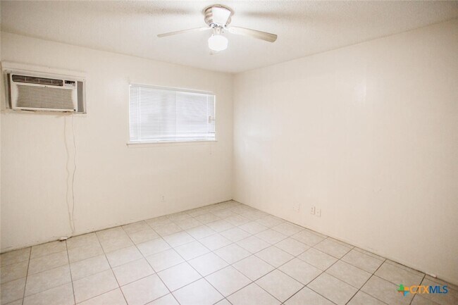 Building Photo - 1239 N LBJ Dr