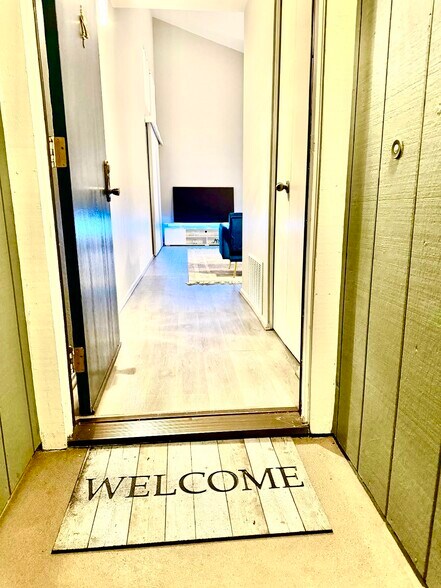 Entrance - 1072 Maywood Ln