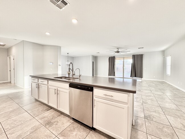 Building Photo - 9383 W Desert Bighorn Trail