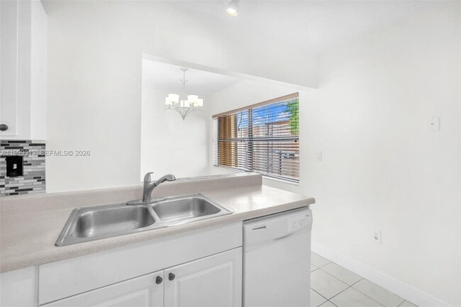 Building Photo - 685 W Park Dr