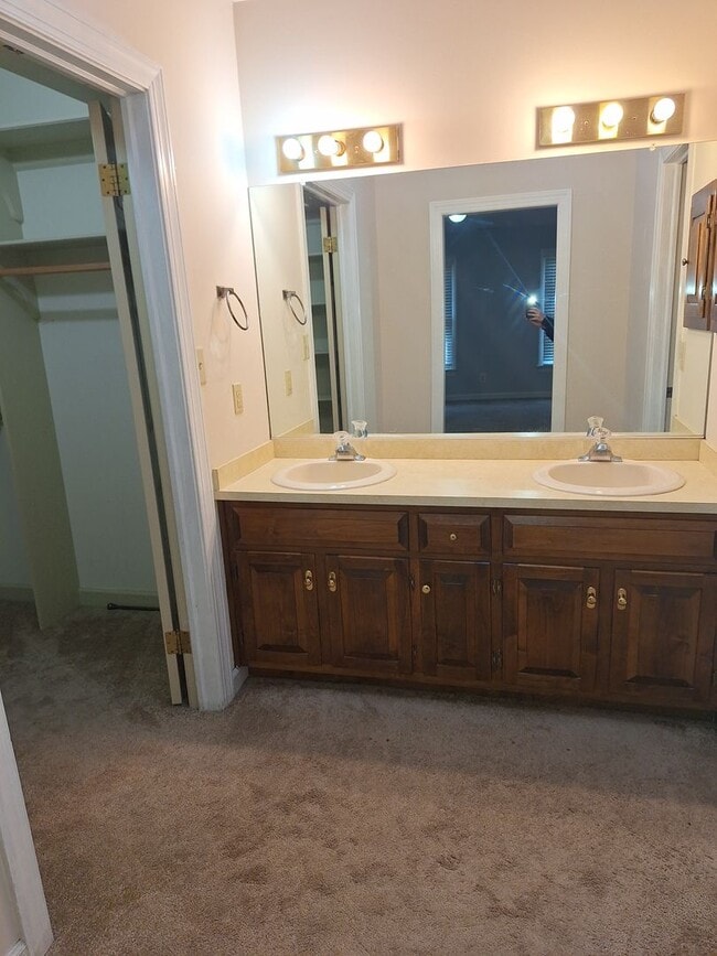 Building Photo - 5 bedroom/2.5 bathroom- Ford's Colony