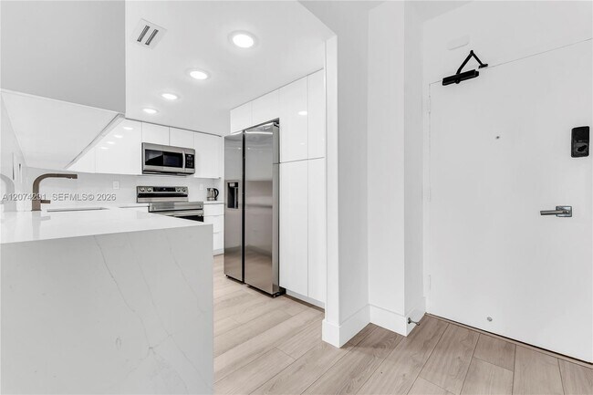 Building Photo - 300 Bayview Dr