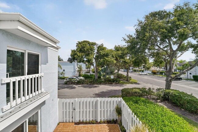 Building Photo - 1010 NE 8th Ave