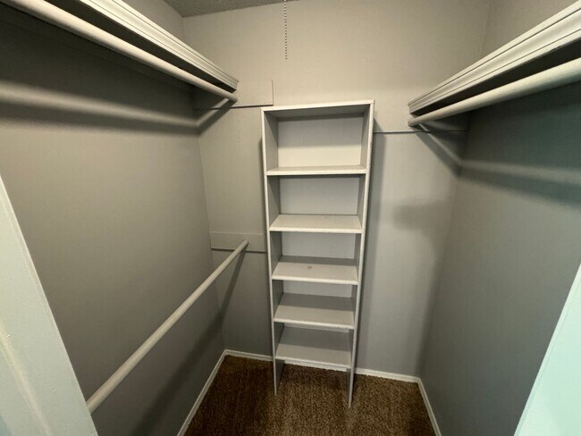 Building Photo - SPACIOUS DUPLEX in Southeast Springfield w...