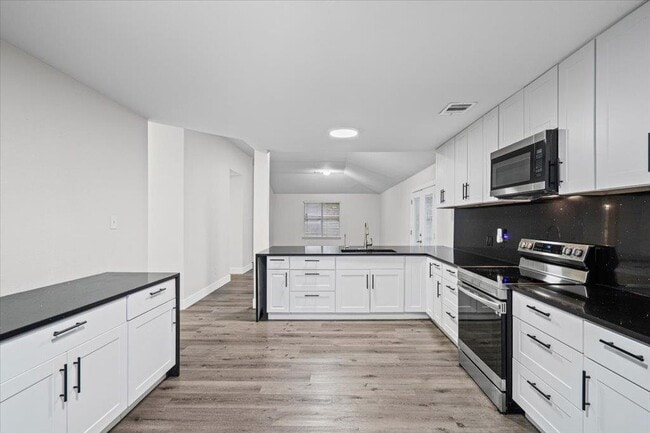 Building Photo - 158 Oak River Dr