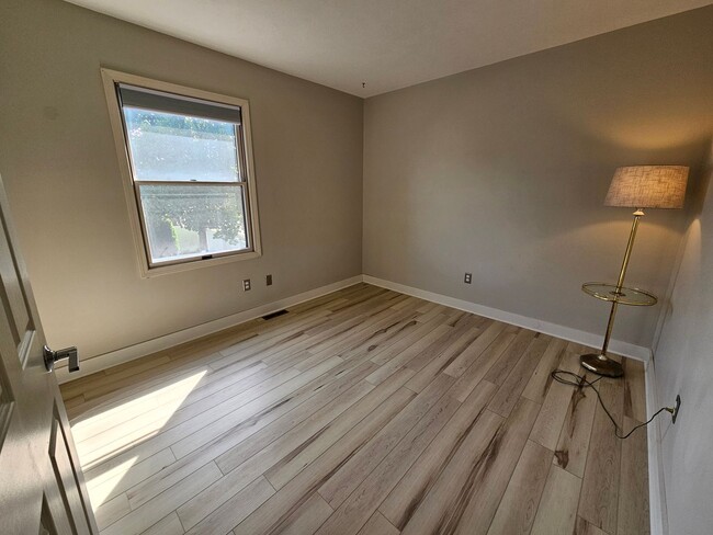 Building Photo - 3 bed, 2 bath, Mishawaka
