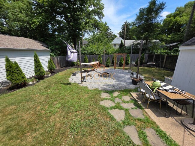 Building Photo - AVAILABLE JANUARY 2027 - BEAUTIFUL AND UNIQUE 4 BR HOME ACROSS CAMPUS