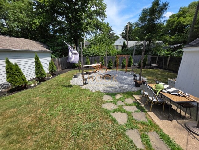 Building Photo - BEAUTIFUL AND UNIQUE 4 BR HOME ACROSS CAMPUS