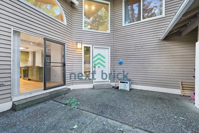 Building Photo - Lake Sammamish View Home with Spacious Decks in Prime Bellevue Location