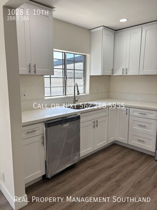 Building Photo - 1028 E 10th-