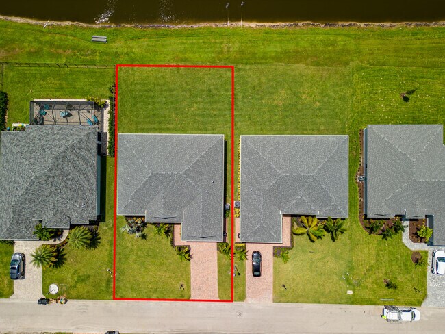 Building Photo - 388 SW Vista Lake Dr