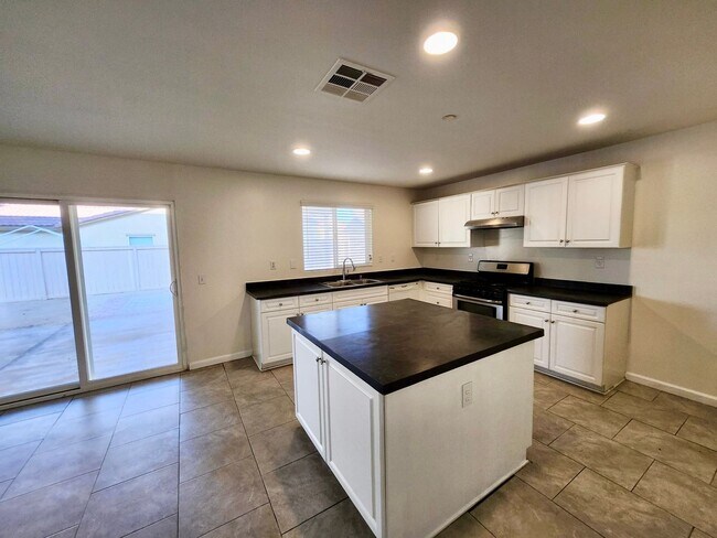 Building Photo - Newer 5 Bedroom home in quiet Lancaster co...