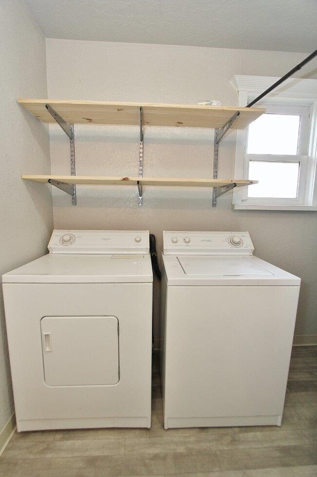 Building Photo - 815 E 1st St