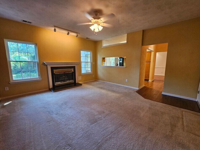 Building Photo - Estates of Greenbrier