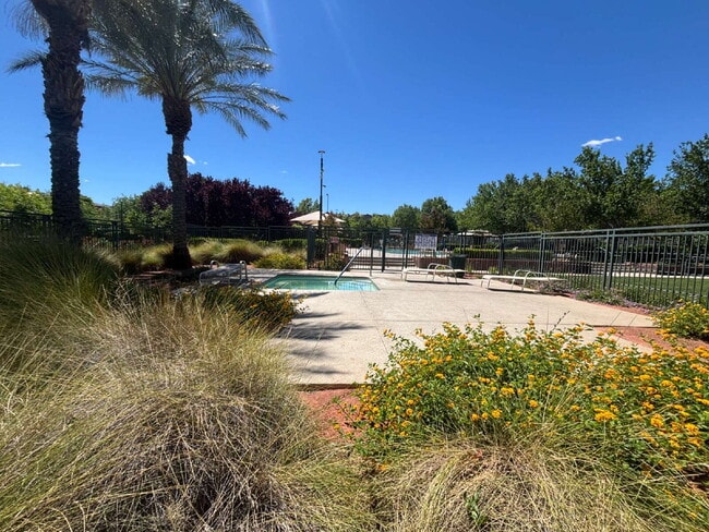 Building Photo - 3 Bed 3.5 Bath Summerlin