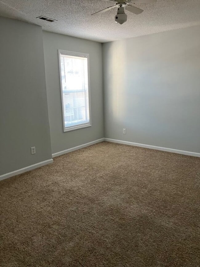 Building Photo - 901 Litchfield Way