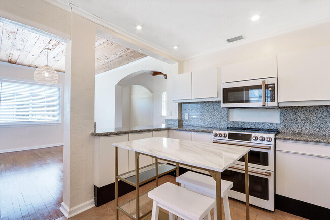 Building Photo - 359 Greenbriar Dr