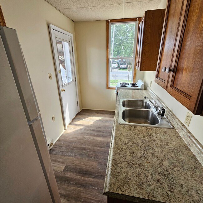 Building Photo - MOTIVATED OWNER JUST LOWERED RENT!  1 Bedroom Apartment on First Floor!