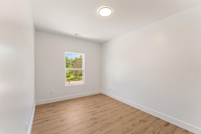 Building Photo - 3425 Garden Dr