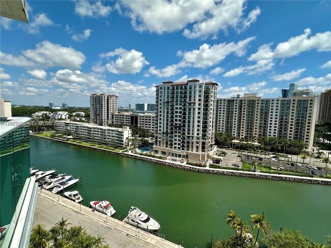 Building Photo - 100 Bayview Dr