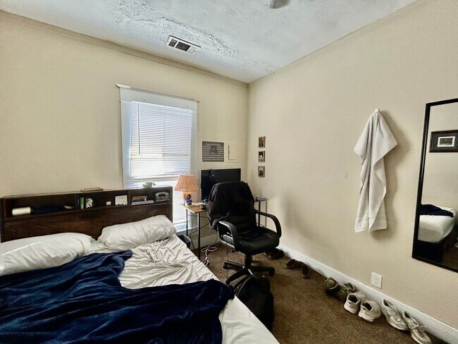 Building Photo - **PRE-LEASING FOR 2026–2027 SCHOOL YEAR!**