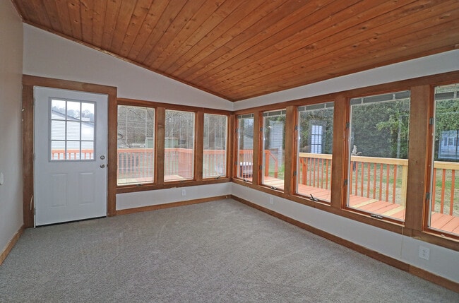 Building Photo - 10360 Plantation Bridge Dr