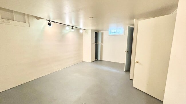 Building Photo - Charming 3BD/2BA Home with Updated Interior + Bonus Basement Space