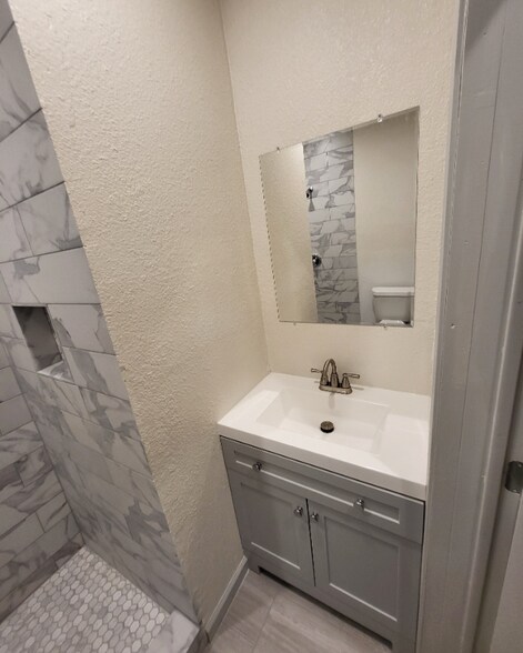 Building Photo - 647 Hammond Ave