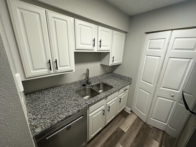 Building Photo - ** Move in Special $500 off your first months rent** FABULOUS 2 Bedroom/1 Bath Condo!!