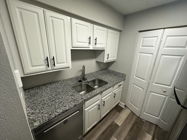 Building Photo - ** Move in Special HALF off your first months rent** FABULOUS 2 Bedroom/1 Bath Condo!!