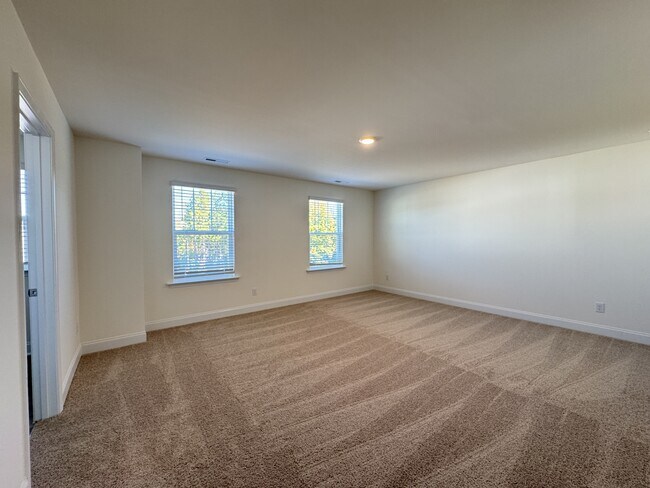 Building Photo - 282 Creekhaven Dr